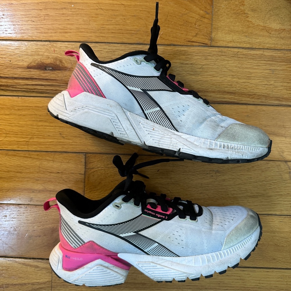 Diadora Women's White and Pink Athletic Sneakers